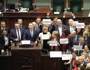 Posłowie opozycji blokują mównicę Sejmową