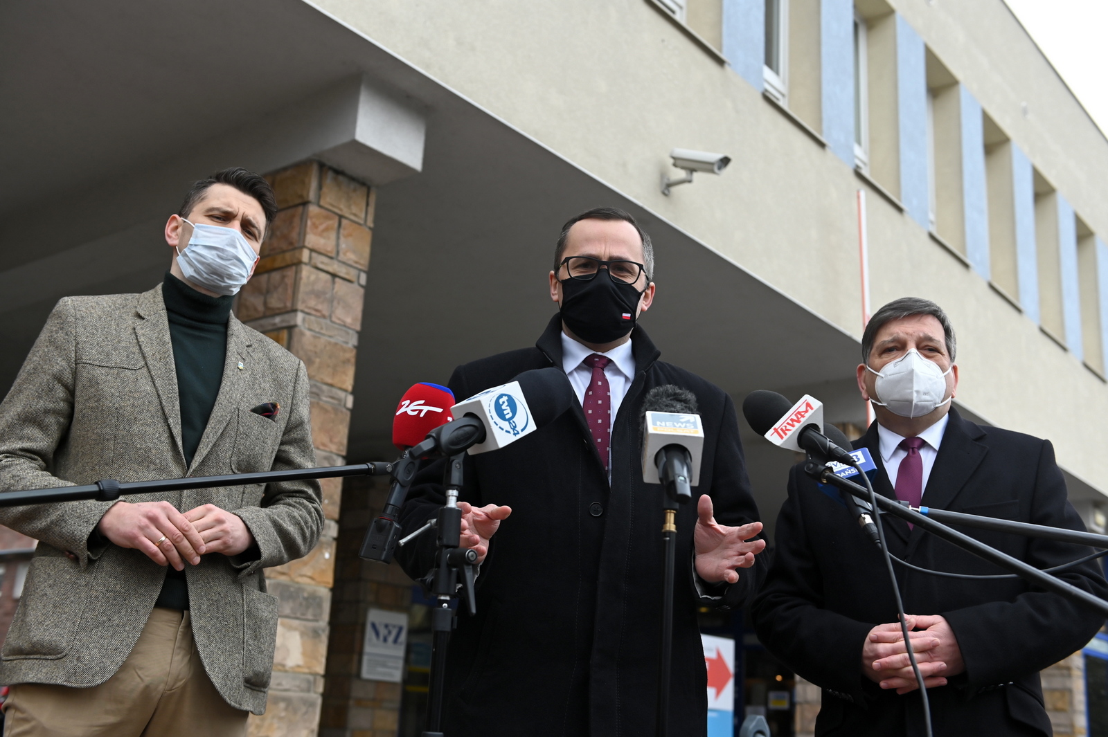 Wiceminister infrastruktury Marcin Horała (C), poseł PiS Janusz Śniadek (P) oraz radny Paweł Petkowski (L) podczas konferencji prasowej w Sopocie