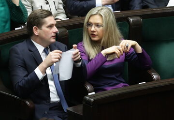 Posłowie PiS Bartosz Kownacki i Małgorzata Wassermann podczas posiedzenia Sejmu