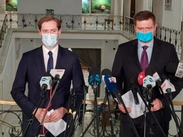 Posłowie PiS Jarosław Krajewski i Marcin Porzucek na konferencji w Sejmie