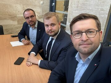 Posłowie PiS Paweł Jabłoński, Michał Moskal, Andrzej Śliwka. Kontrola poselska w MON