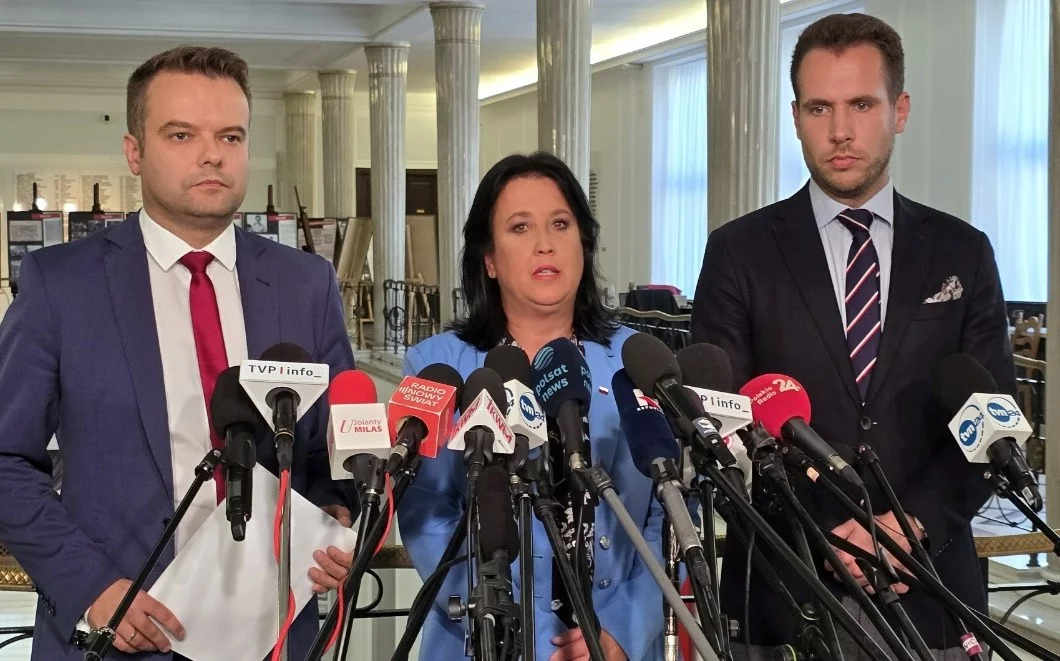 Posłowie klubu PiS: Rafał Bochenek, Anita Czerwińska i Jan Kanthak