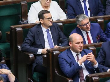 Posłowie PiS, w tym premier Mateusz Morawiecki i minister Szymon Szynkowski vel Sęk