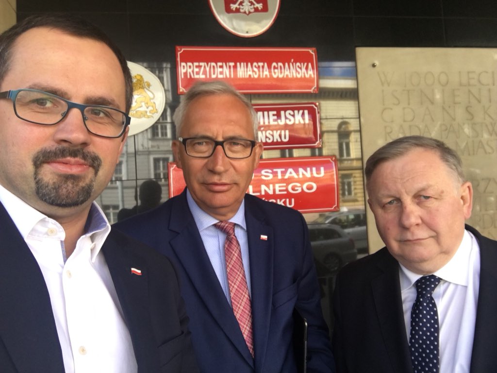 Posłowie PiS przed gdańskim urzędem miasta