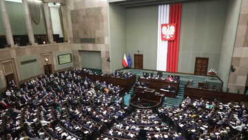 Posłowie podczas bloku głosowań na sali obrad Sejmu w Warszawie
