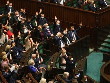 Posłowie podczas głosowania w Sejmie