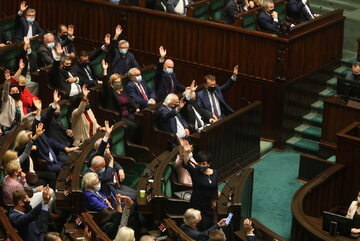 Posłowie podczas głosowania w Sejmie