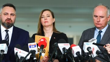 Posłowie Polski 2050: Hanna Gill-Piątek (C), Mirosław Suchoń (L) i Paweł Zalewski