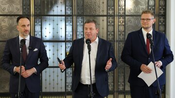 Posłowie Suwerennej Polski Michał Woś (P), Michał Wójcik (C) oraz Janusz Kowalski (L) podczas konferencji prasowej w Sejmie