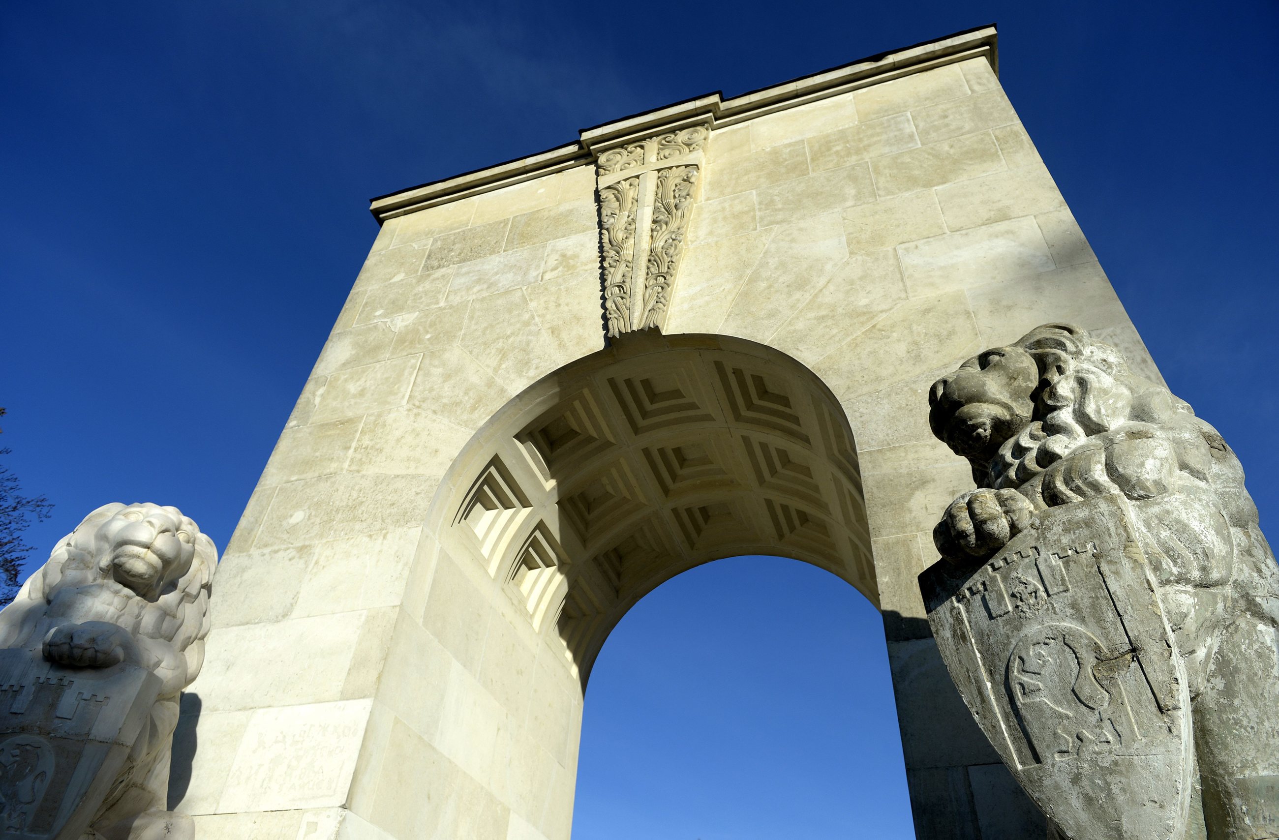 Oryginalne przedwojenne lwy przy Pomniku Chwały na Cmentarzu Orląt Lwowskich we Lwowie