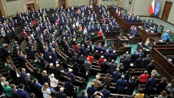 Posłowie w sali obrad Sejmu RP.