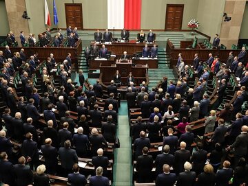 Posłowie w Sejmie. Na mównicy prezes PiS Jarosław Kaczyński