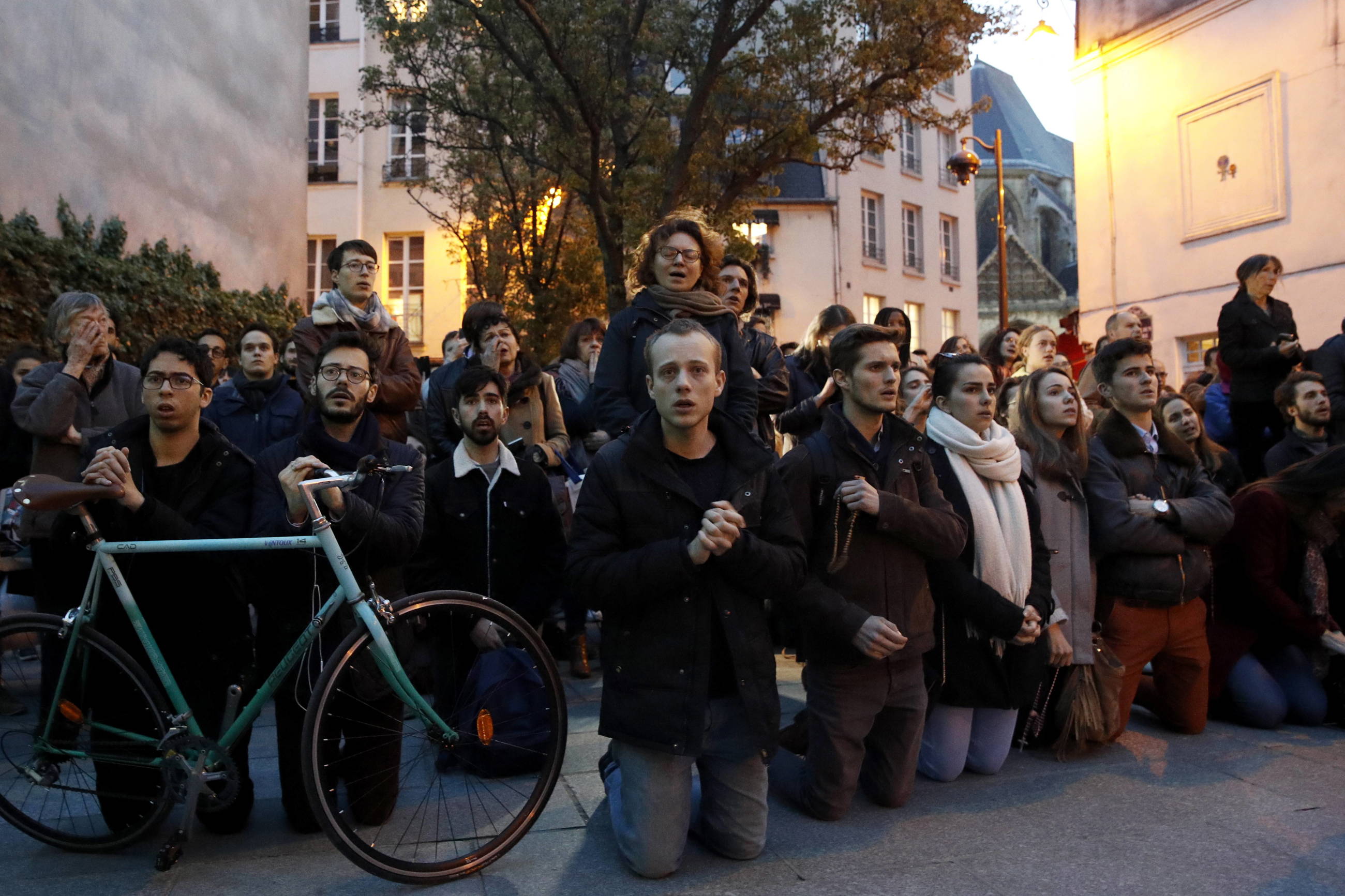 Francuzi modlą się przed katedrą Notre Dame