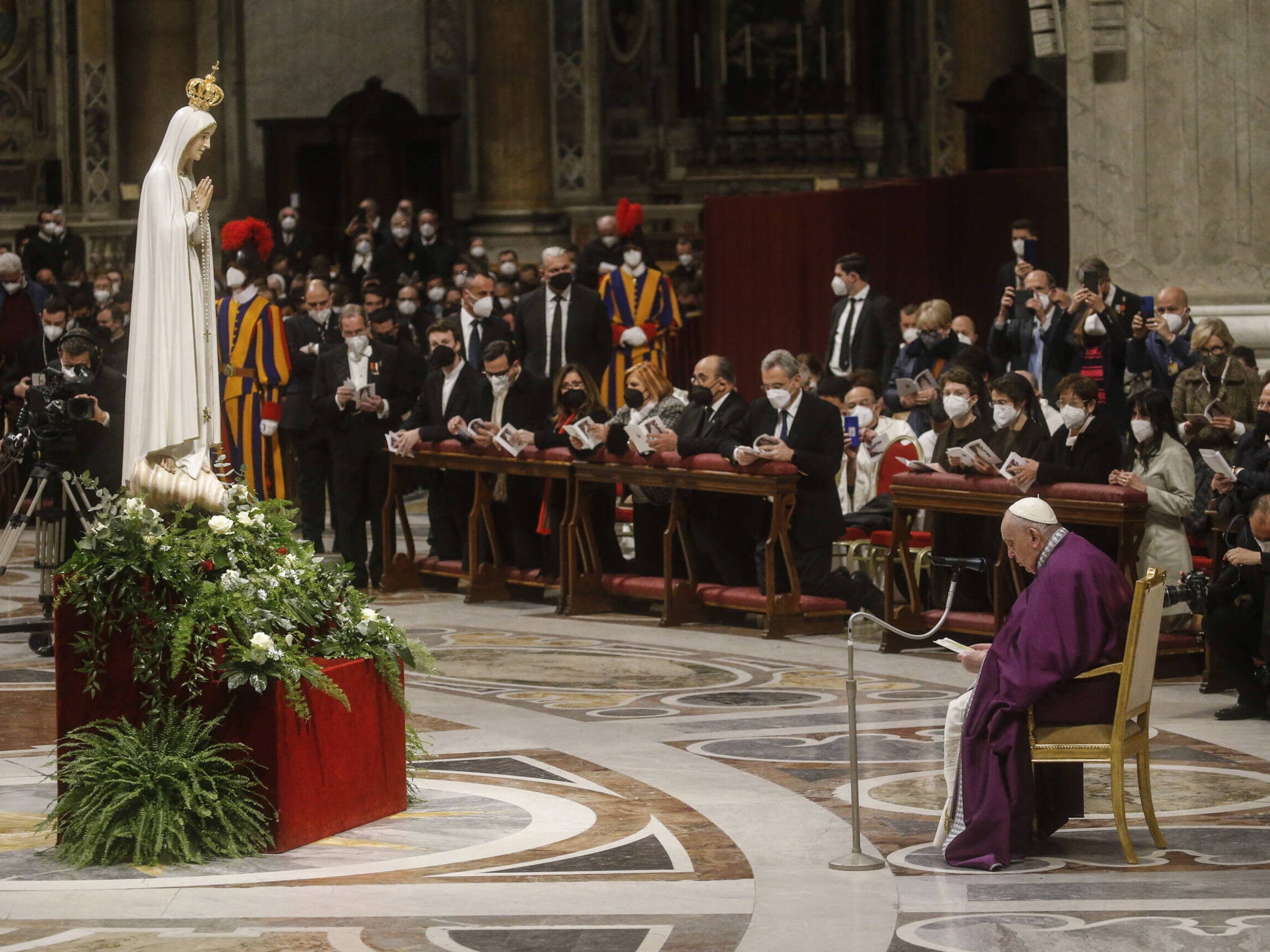 Papież Franciszek podczas zawierzenia Rosji i Ukrainy Niepokalanemu Sercu Maryi