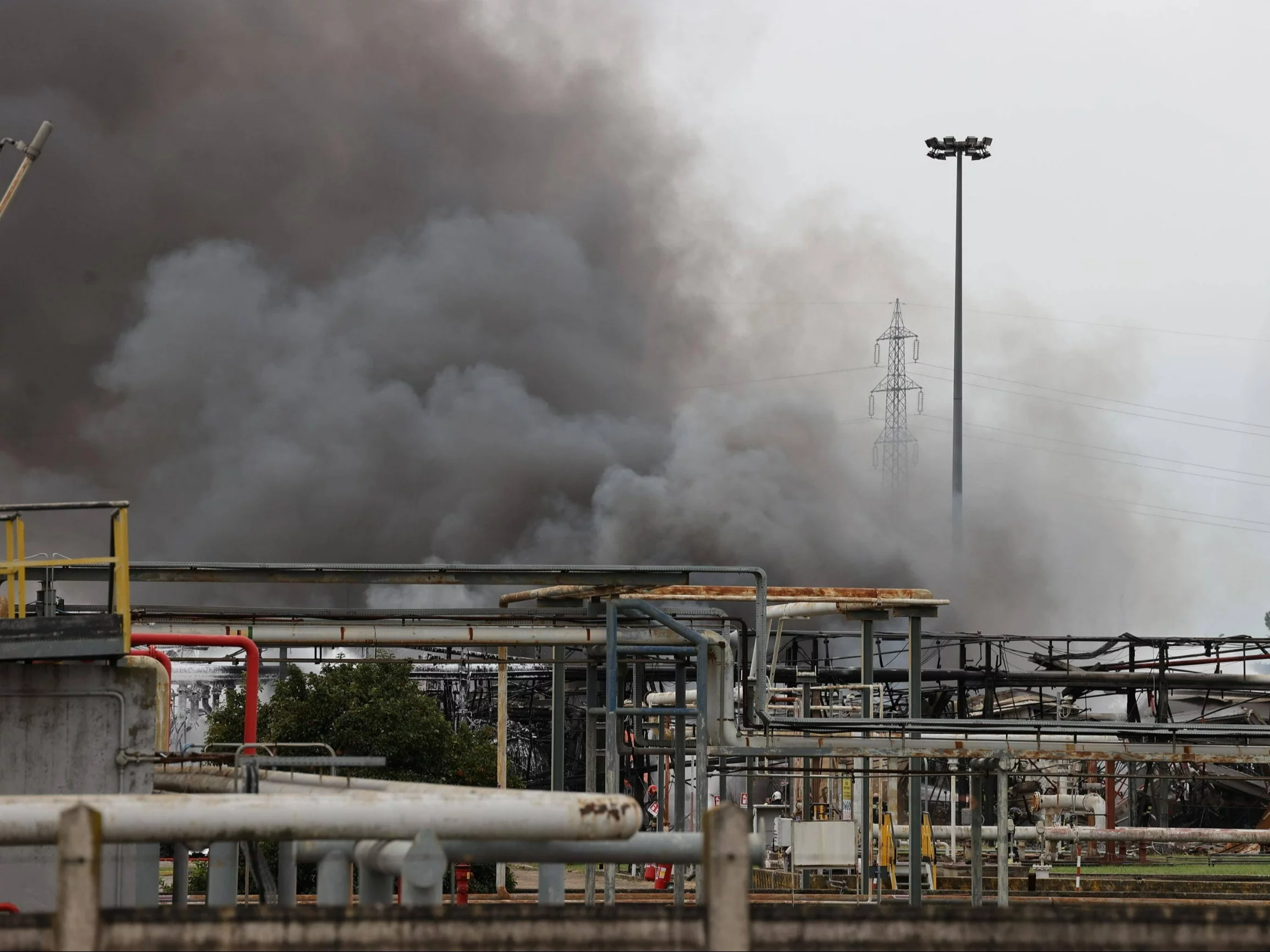 Kłęby dymu nad koncernem gazowo energetycznym ENI w Calenzano nieopodal Florencji