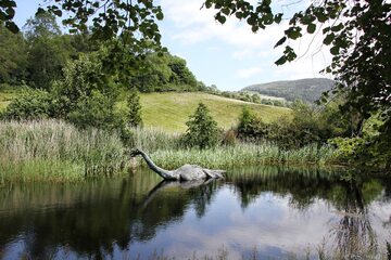 Potwór z Loch Ness. Pomnik domniemanego stwora w miejscowości Drumnadrochit, Szkocja