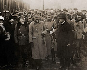 Powitanie Józefa Piłsudskiego na Dworcu Wiedeńskim w Warszawie po przybyciu z Krakowa