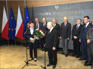 Powitanie premier Szydło na warszawskim lotnisku