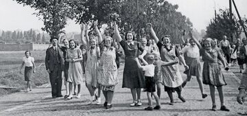 Powitanie żołnierzy niemieckich przez volksdeutschów w przygranicznej wsi na terenie Polski (1939 r.)