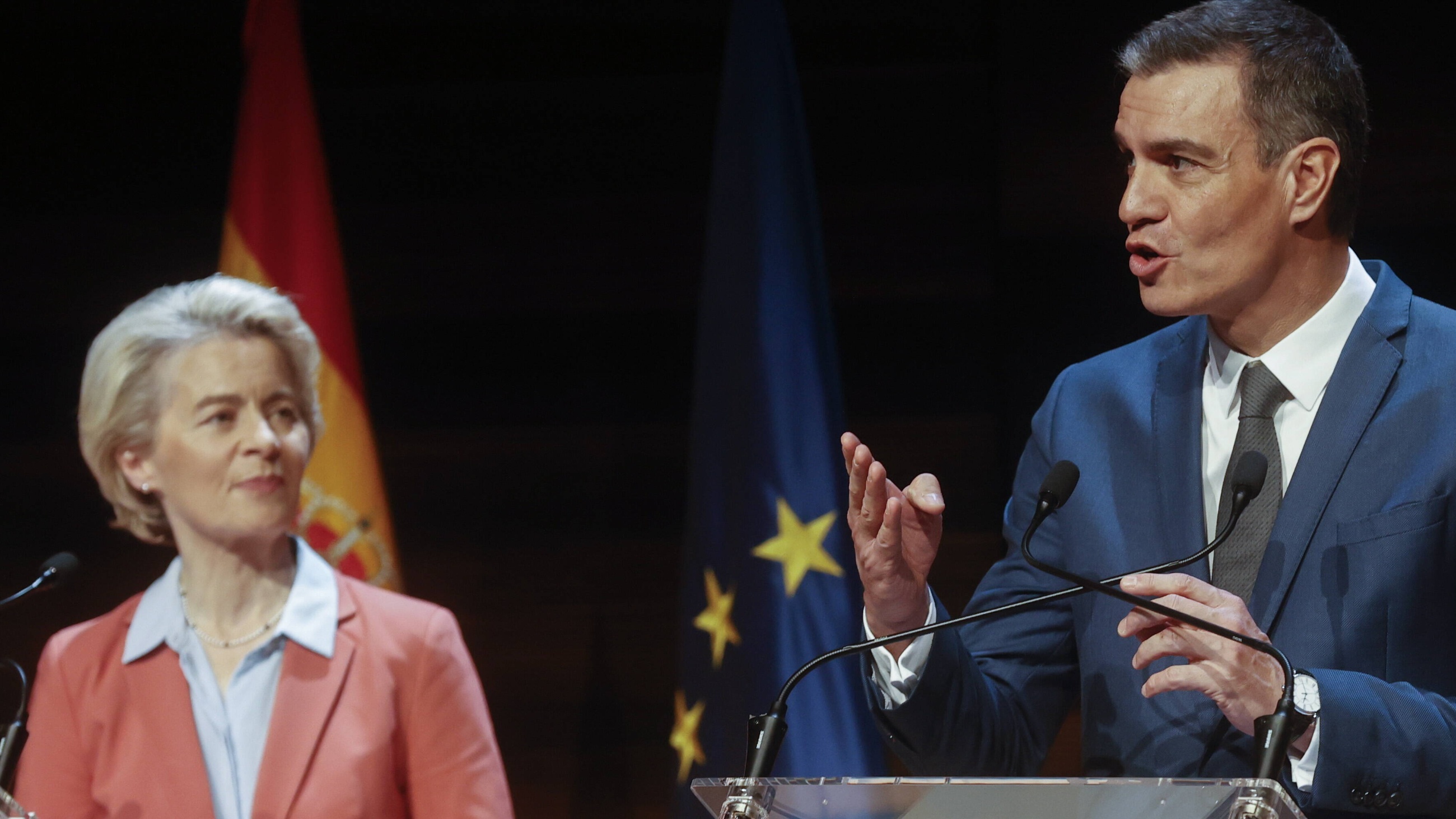 Szefowa KE Ursula von der Leyen i premeir Hiszpanii Pedro Sanchez