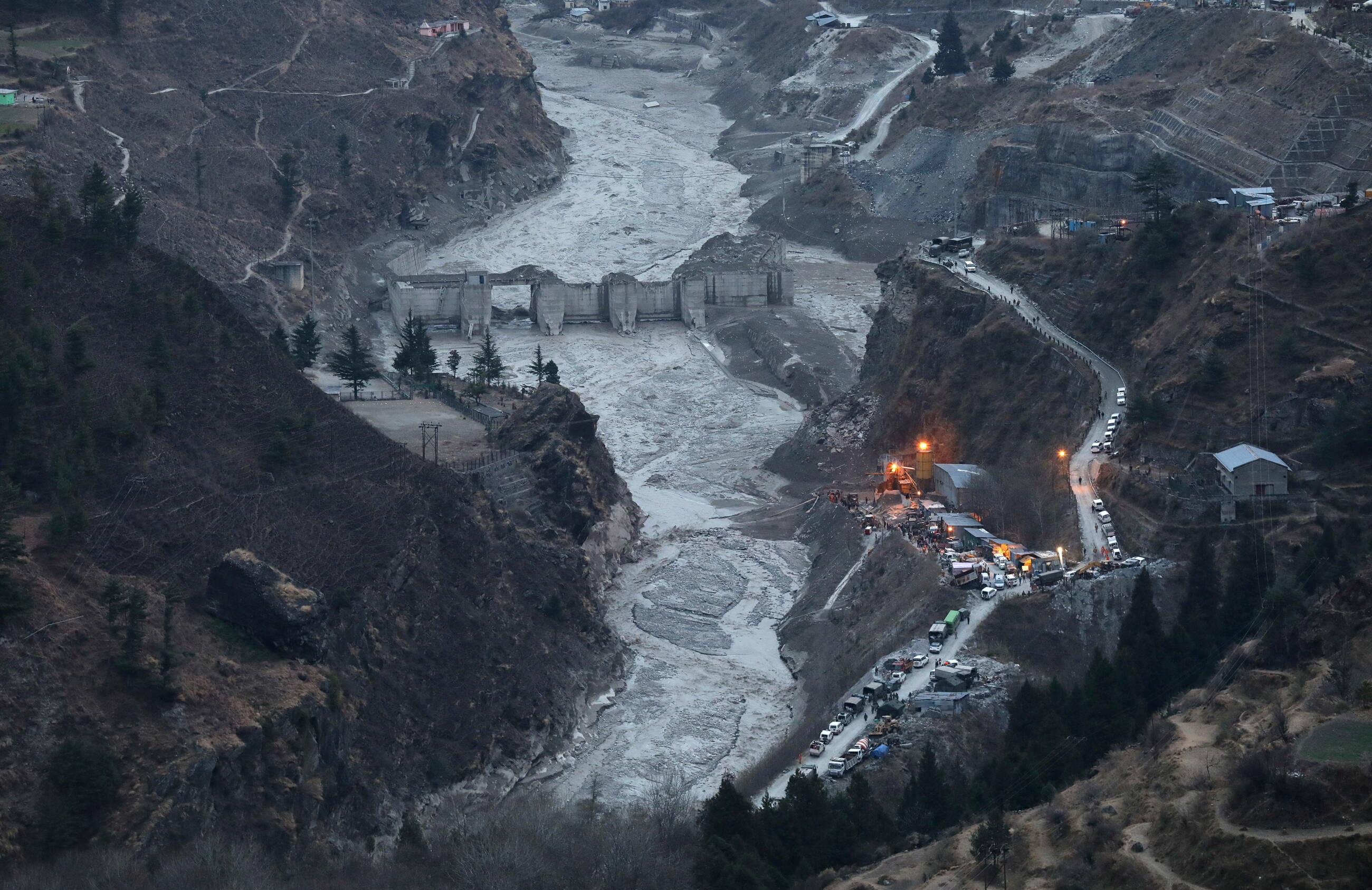 Lawina błota uderzyła w tamę projektu hydroenergetycznego rzeki Rishiganga