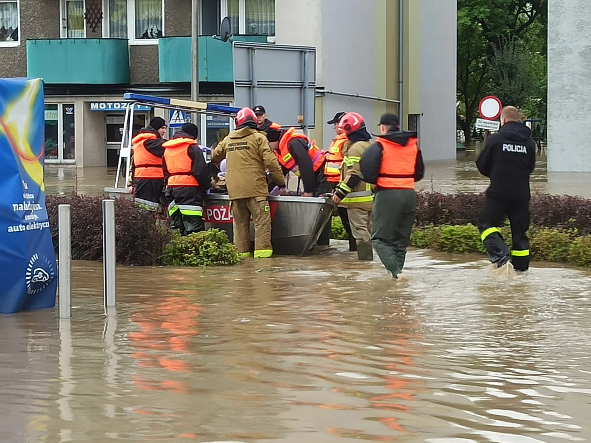 Ewakuacja łodzią ratowniczą Państwowej Straży Pożarnej w Prudniku