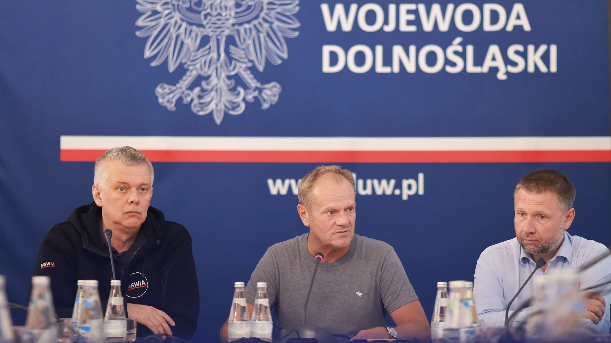 Premier Donald Tusk, szef MSWiA Tomasz Siemoniak i pełnomocnik rządu ds. odbudowy po powodzi Marcin Kierwiński podczas posiedzenia sztabu kryzysowego we Wrocławiu