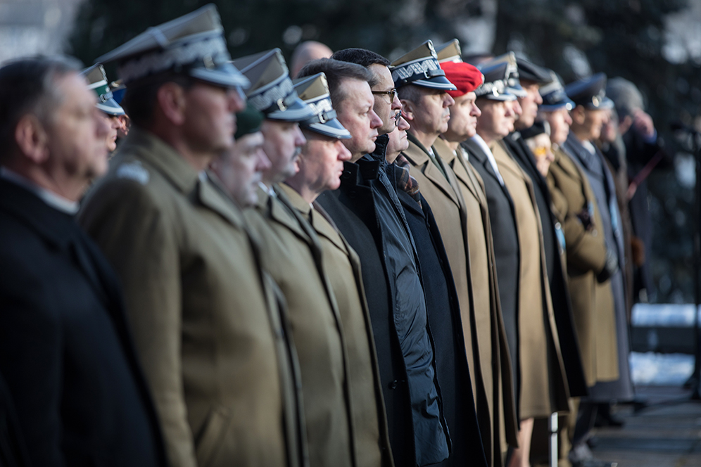 Mateusz Morawiecki i Mariusz Błaszczak w otoczeniu generałów podczas obchodów rocznicy wybuchu powstania styczniowego