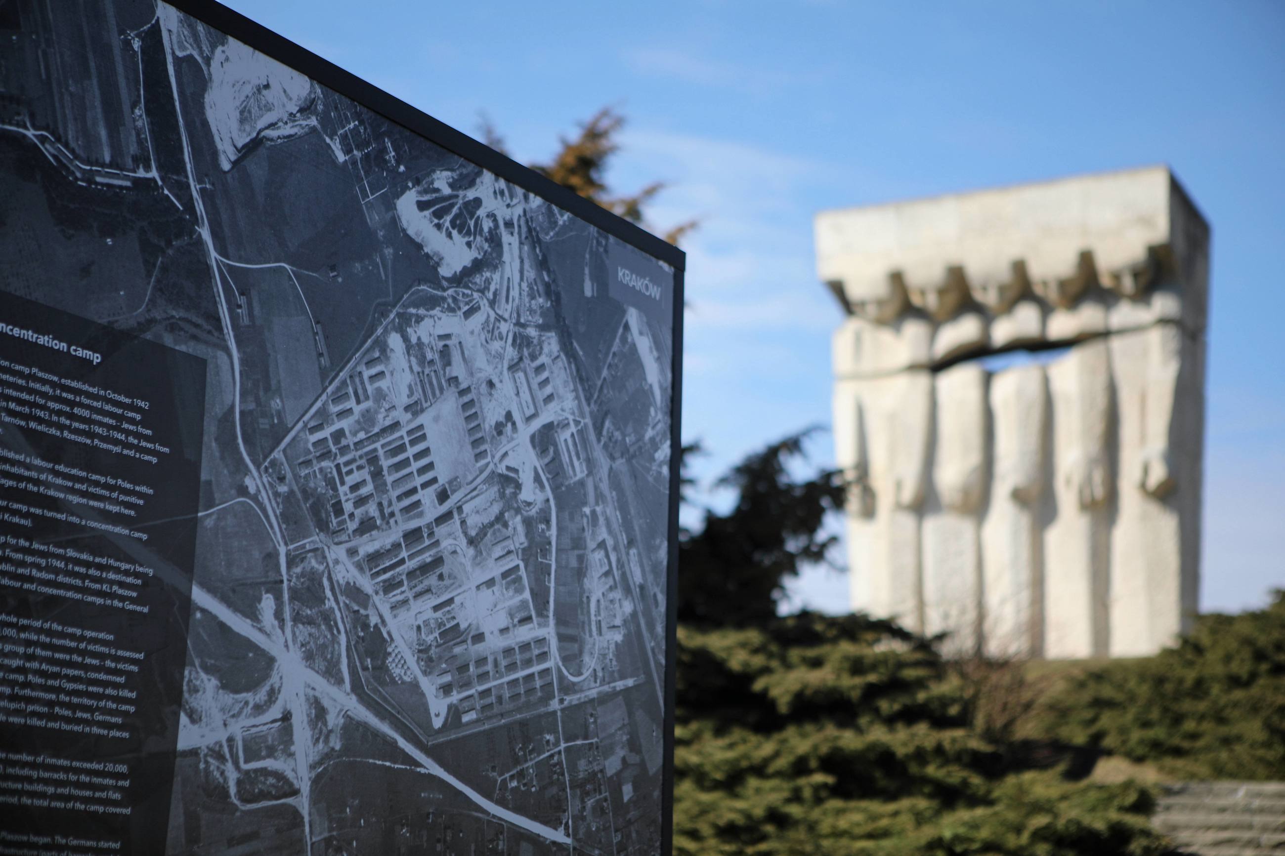 Kraków. Pomnik Ofiar Faszyzmu w Krakowie, podczas Marszu Pamięci w rocznicę likwidacji krakowskiego getta. Marsz przeszedł trasę z Placu Bohaterów Getta na teren byłego obozu KL Płaszów.