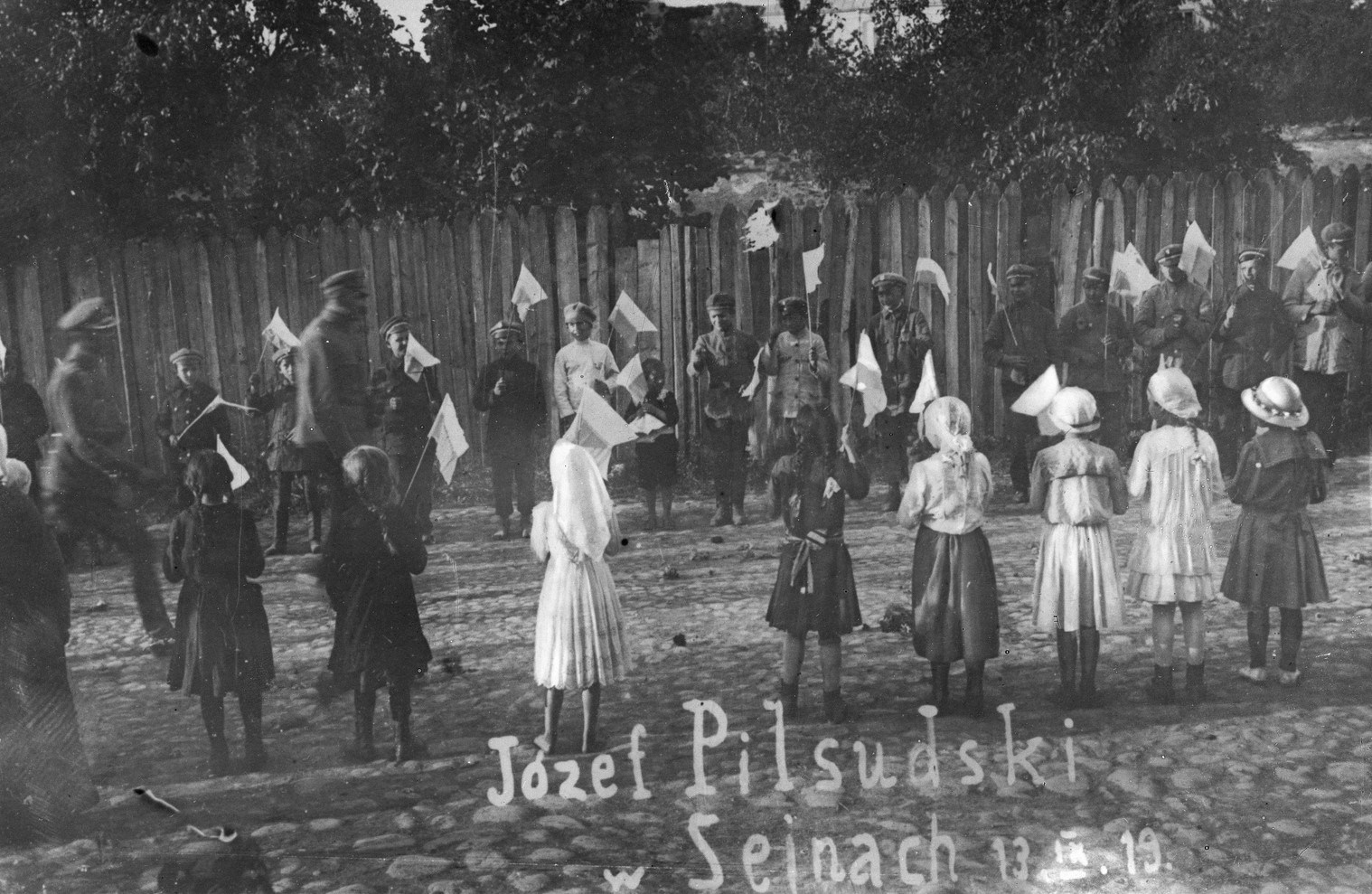 Sejneńskie dzieci witają Naczelnika Państwa Józefa Piłsudskiego, 14 września 1919 roku