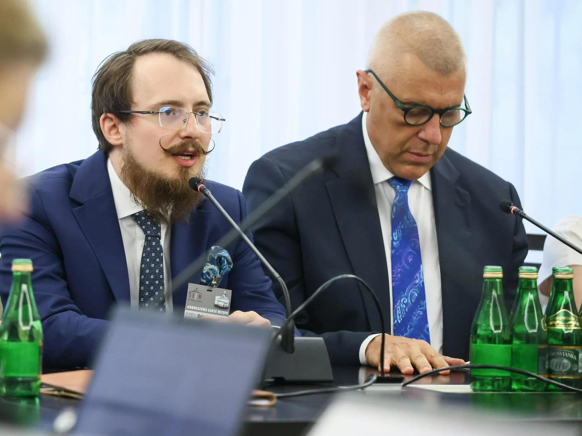 Poseł KO Roman Giertych (P) i były dyrektor departamentu Funduszu Sprawiedliwości Tomasz Mraz