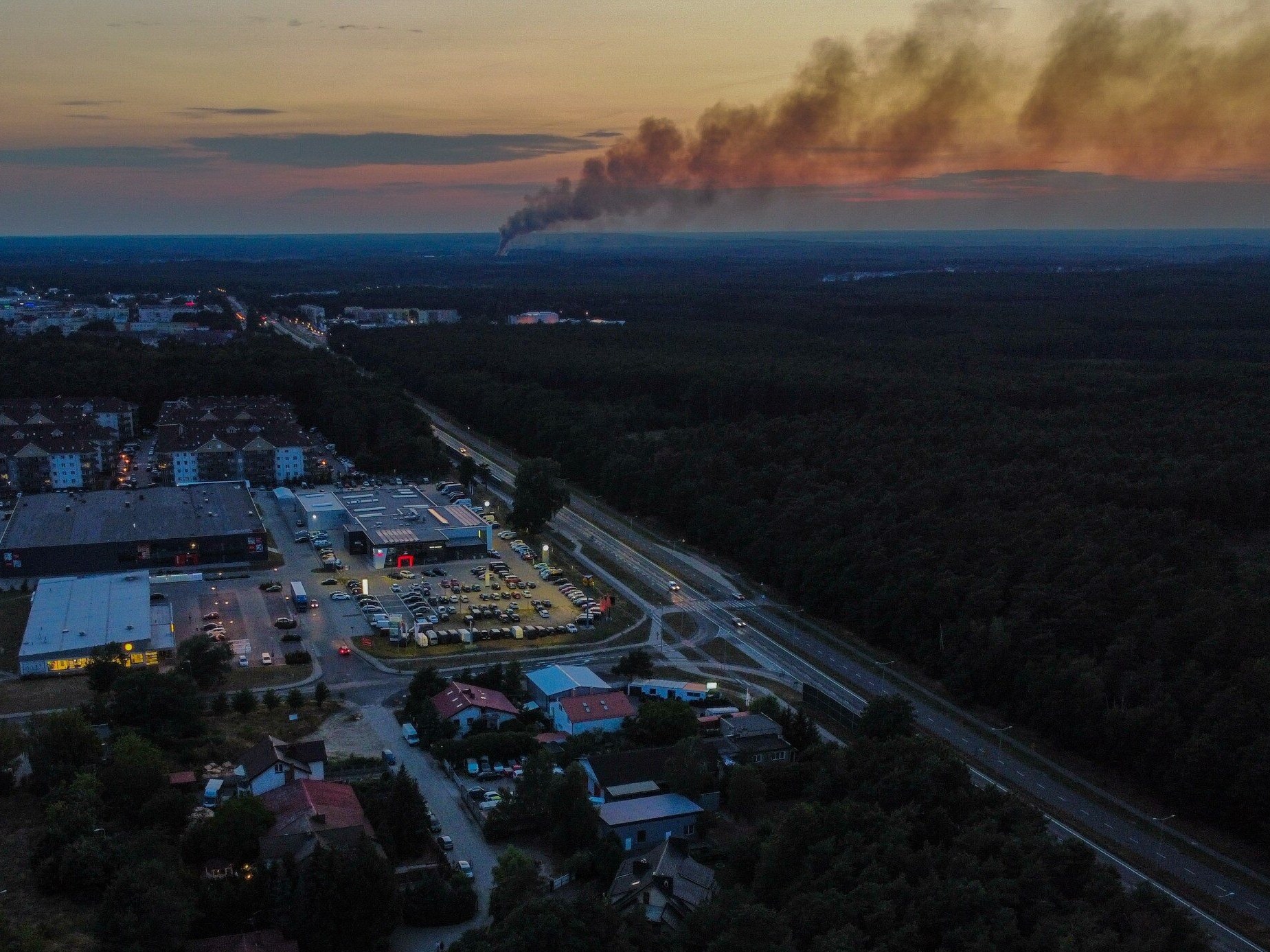 Zielona Góra, 22.07.2023. Pożar hali z chemikaliami