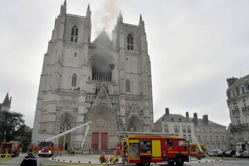 Pożar katedry św. Piotra i Pawła w Nantes