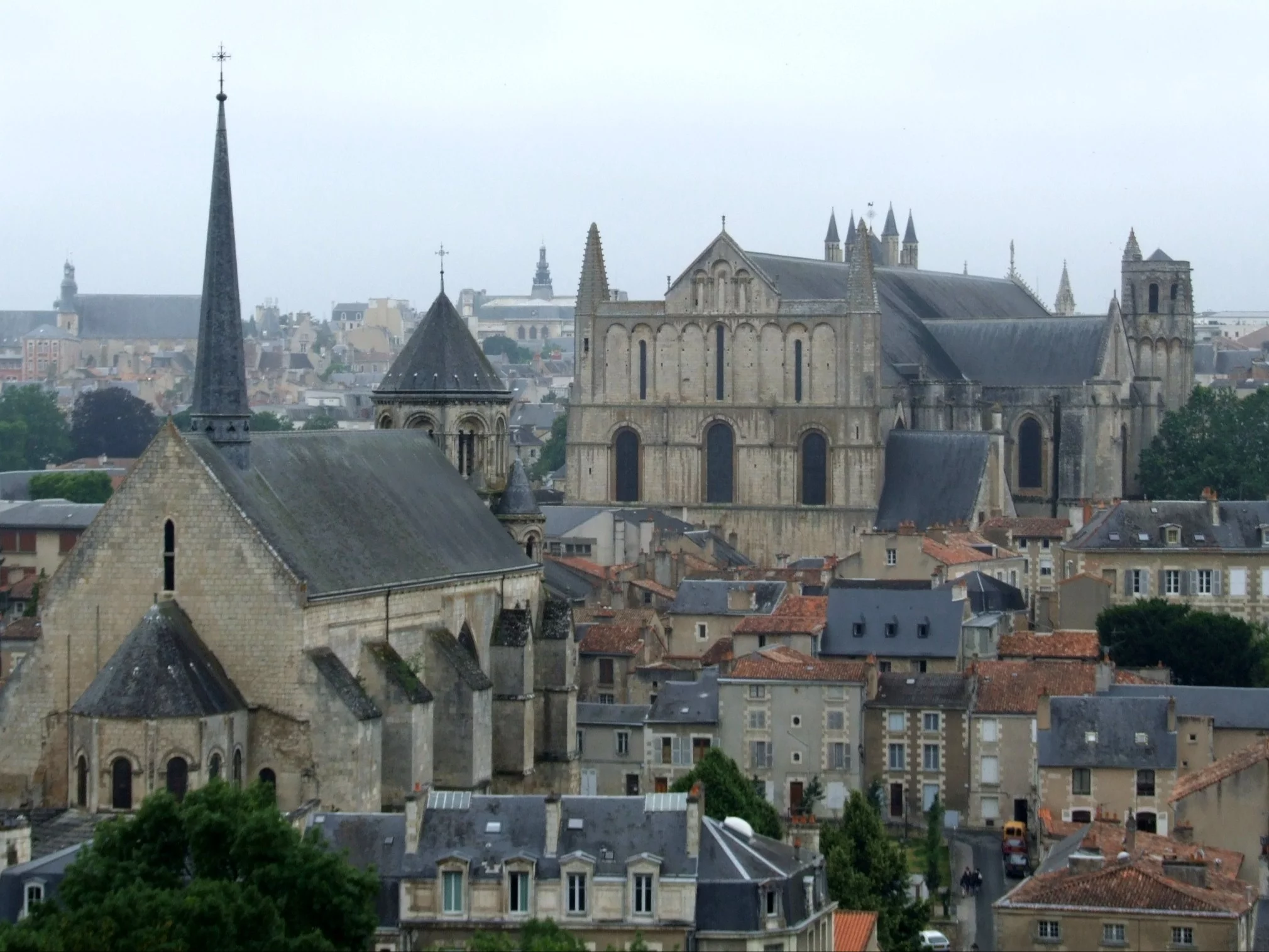 Widok na miejscowość Poitiers, Francja