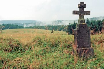 Pozostałości cmentarza na Łemkowszczyźnie
