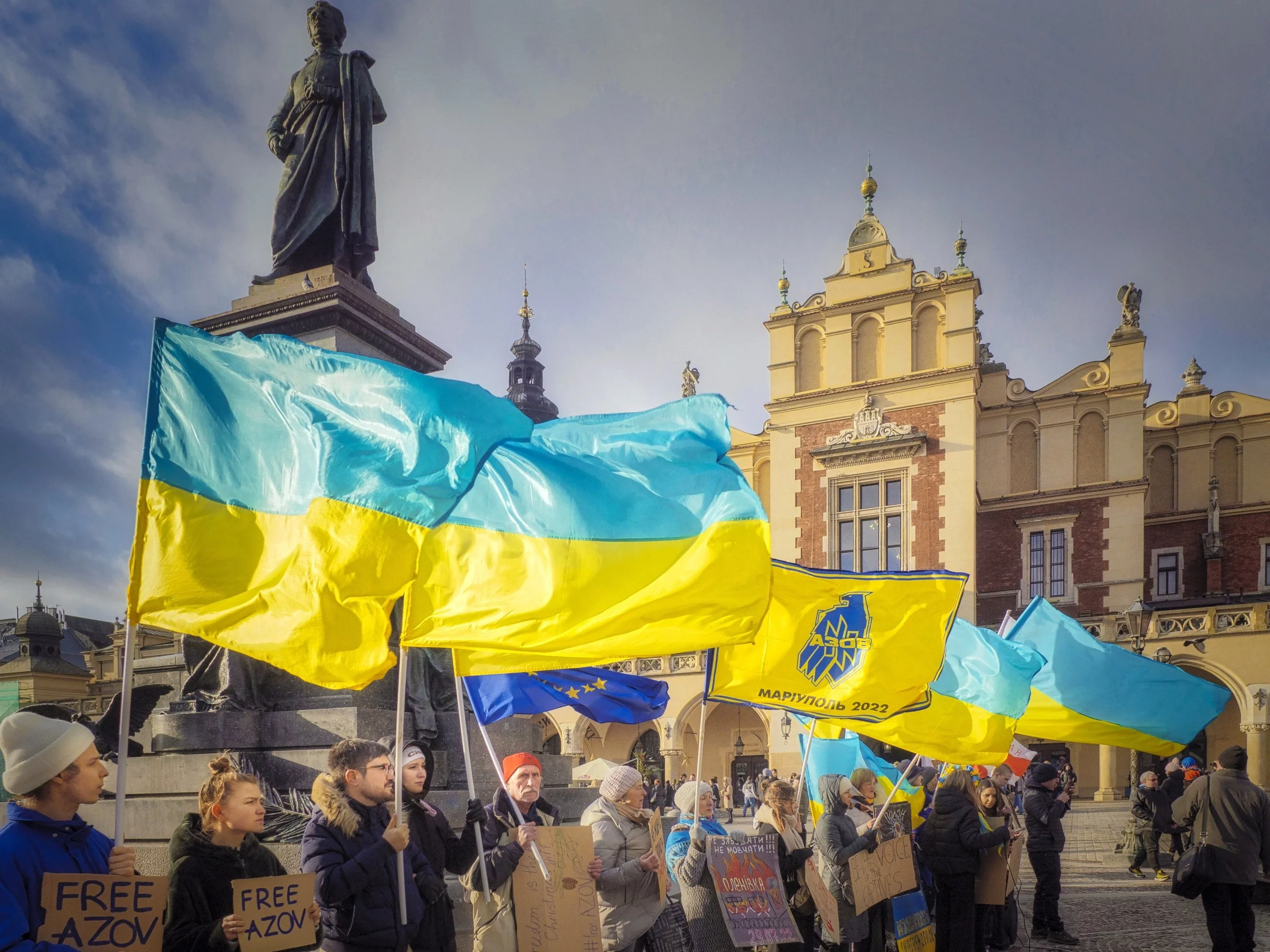 Ukraińcy pod pomnikiem Adama Mickiewicza na Rynku Głównym w Krakowie