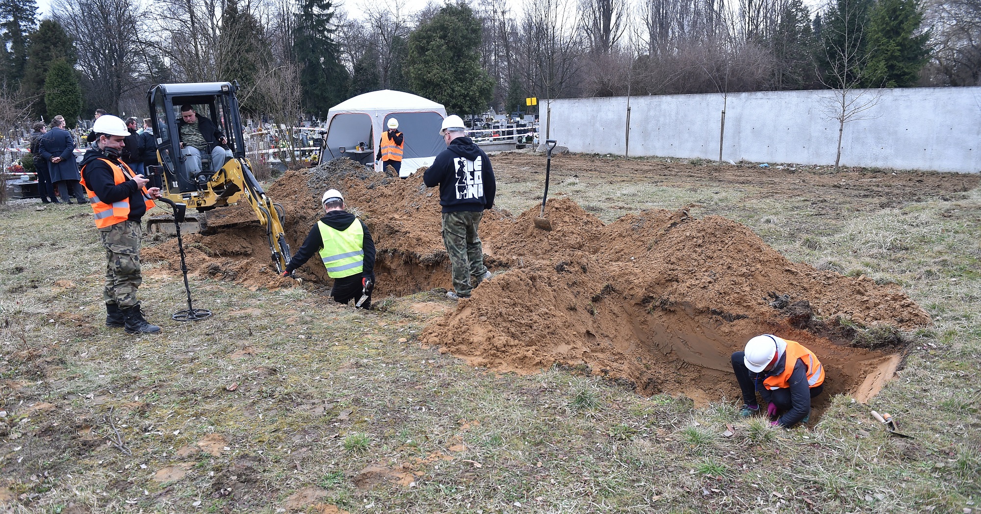 Prace badaczy Fundacja Niezłomni na krakowskim cmentarzu Rakowickim