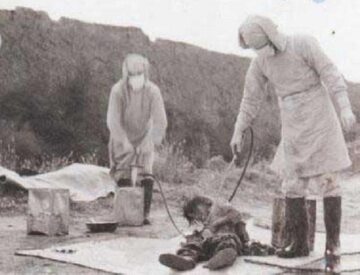Pracownicy Jednostki 731 testują na swojej ofierze środki bakteriologiczne