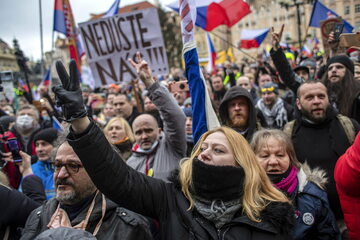 Praga. Protest przeciw działaniom czeskiego rządu ws. koronawirusa