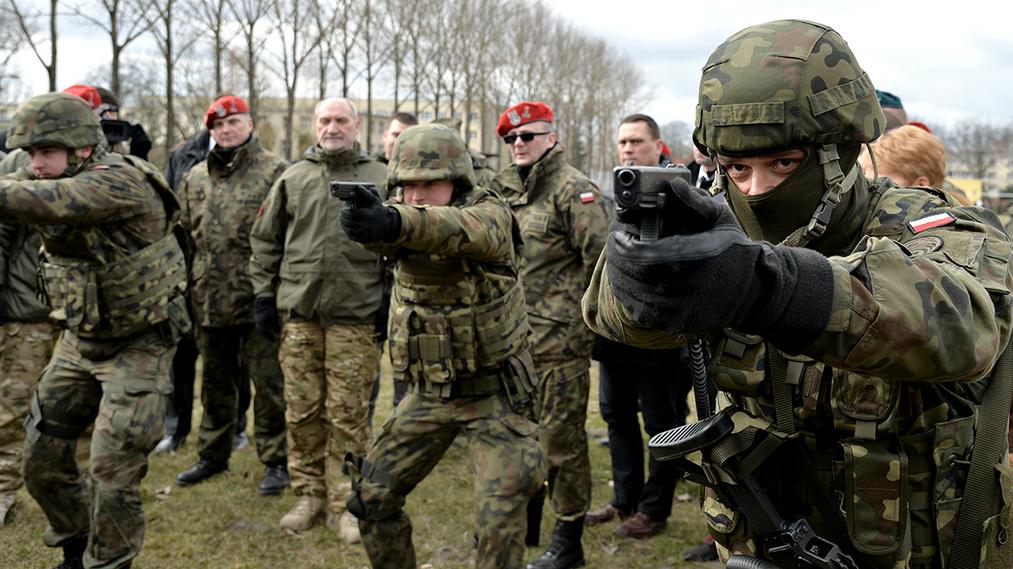 Szef MON Antoni Macierewicz obserwuje ćwiczenia organizacji proobronnych