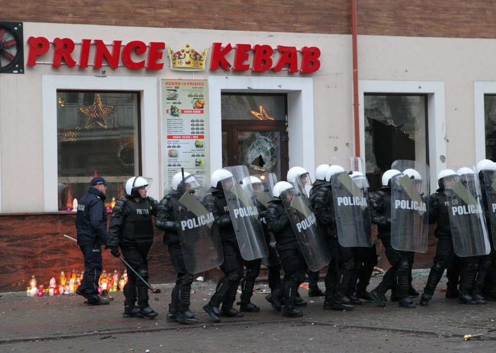 Policja w pobliżu baru Kebab Prince, przed którym w noc sylwestrową zginął, ugodzony nożem 21-letni mieszkaniec Ełku