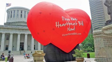 „Prawo o bijącym sercu” zakazuje aborcji, gdy u dziecka wykrywalne jest bicie serca