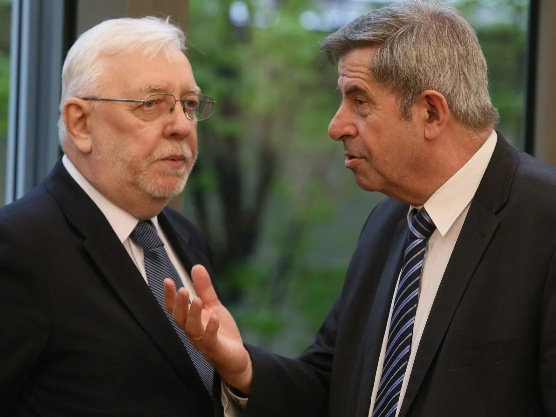 Byli prezesi TK Jerzy Stępień (L) i Andrzej Zoll