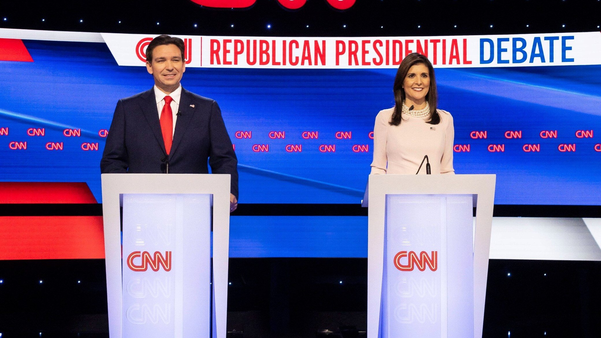 Ron DeSantis i Nikki Haley podczas debaty w Des Moines w stanie Iowa