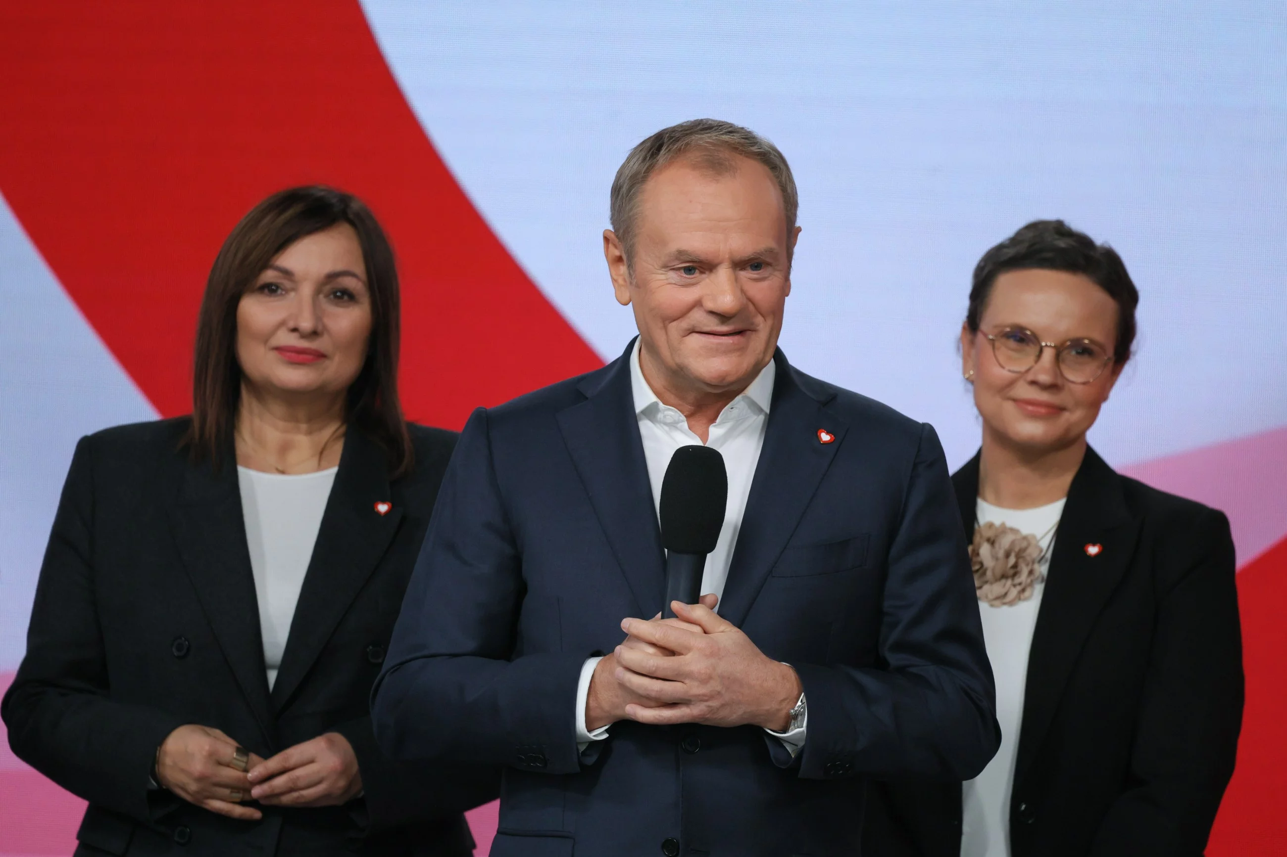 Premier Donald Tusk, wicemarszałek Sejmu Monika Wielichowska (L) oraz radna Sejmiku Mazowieckiego Wioletta Paprocka-Ślusarska (P)