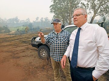 Premier Australii Scott Morrison ogląda skutki pożarów na farmie w stanie Wiktoria