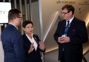 Premier Beata Szydło (C) oraz prezes PKP Krzysztof Mamiński (P) na Forum Ekonomicznym w Krynicy