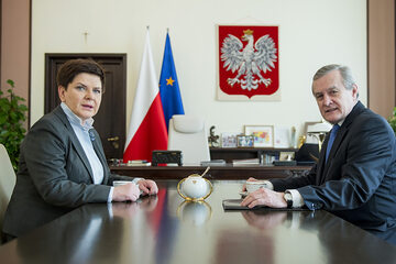 Premier Beata Szydło podczas spotkania z wicepremierem Piotrem Glińskim