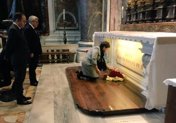 Premier Beata Szydło przy grobie świętego Jana Pawła II