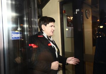 Premier Beata Szydło wchodzi do siedziby PiS przy ul. Nowogrodzkiej